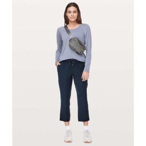 Lululemon On the Fly Pants cropped Size 2 Navy